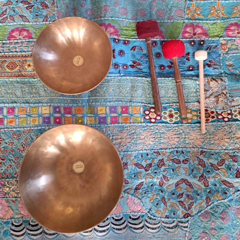 Klangschalen, Klangmassage, tiefe Entspannung, Massage mit Klangschalen, Energiearbeit
