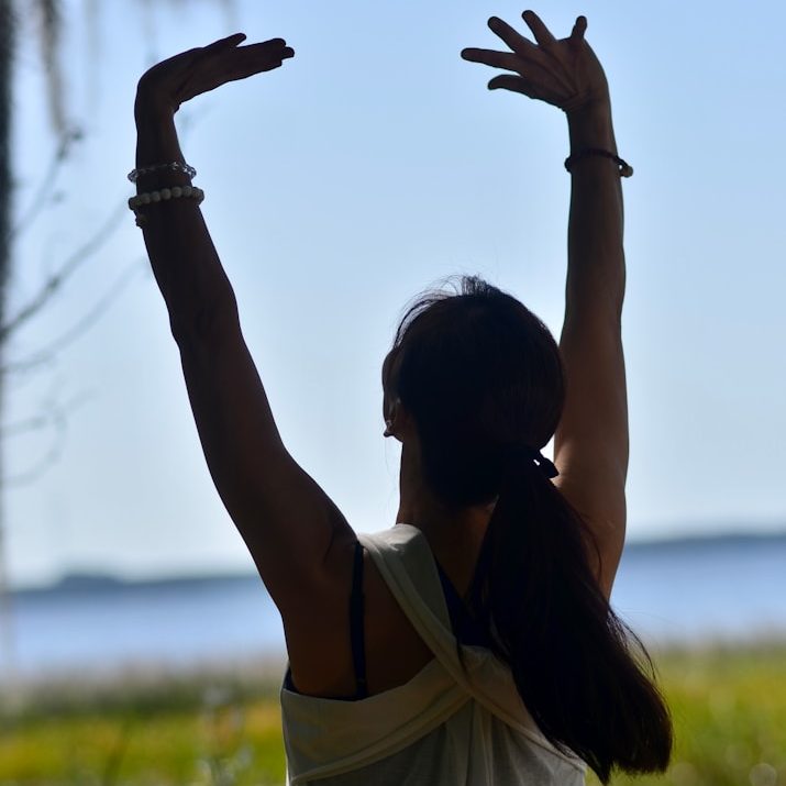Achtsamkeit und Meditation fuer mehr Lebensfreude in Ettlingen Karlsruhe Frau im Sonnenlicht